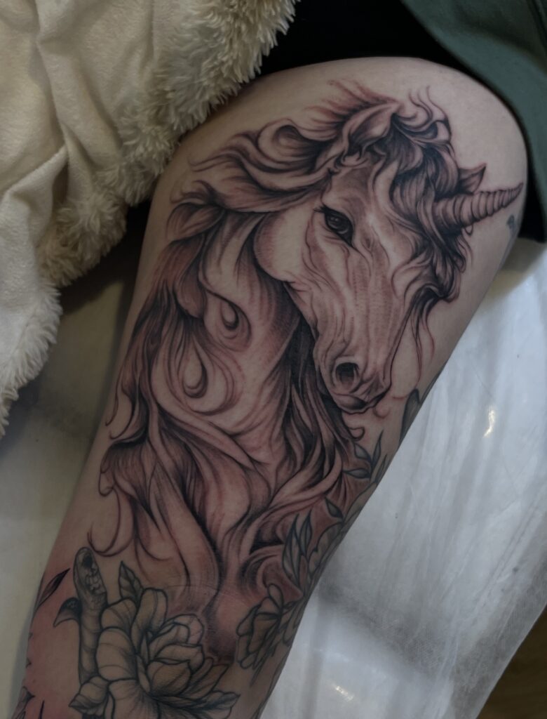 sort hvid tattoo af enhjørning Monique fra Mori Studio Sønderborg