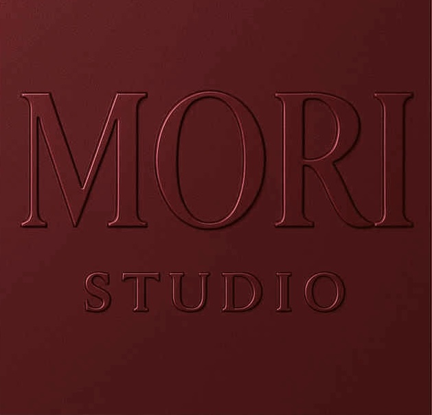 Logo der viser teksten Mori Studio i et enkelt og moderne typografisk design